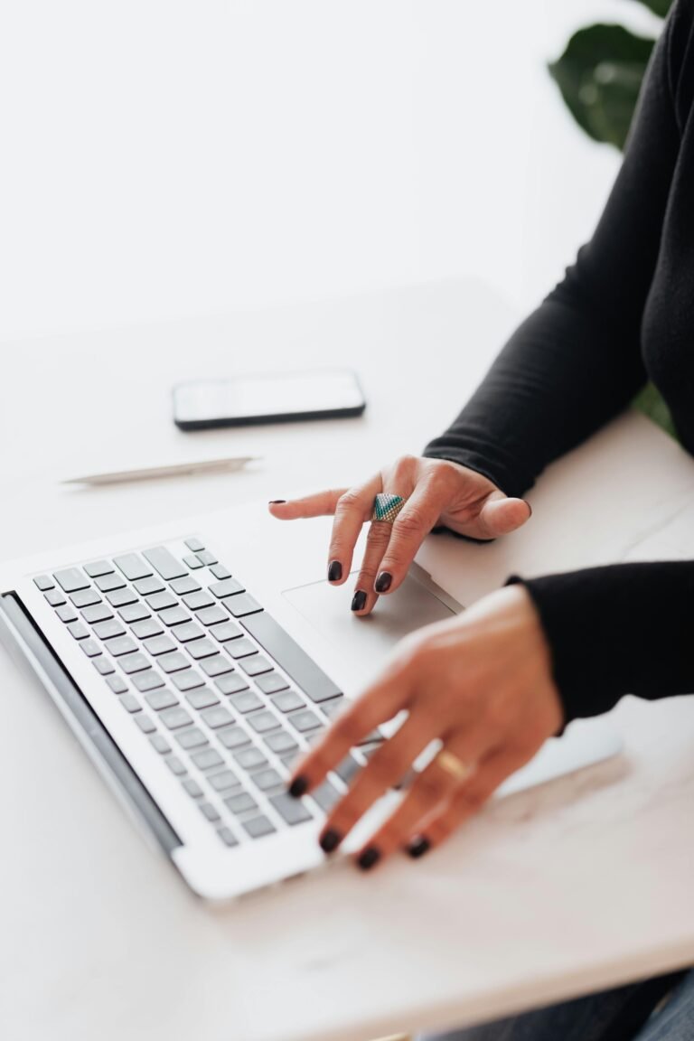 femme on-page seo travaillant sur un ordinateur portable